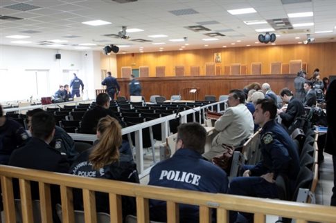 Εισβολή αγνώστων στην αίθουσα της δίκης της Χρυσής Αυγής  – Υβρεις και μπουκάλια κατά δημοσιογράφων