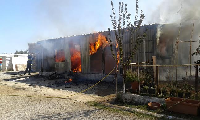 Φωτιά σε παράπηγμα τσιγγάνων στον Άγιο Φλώρο (φωτογραφίες)