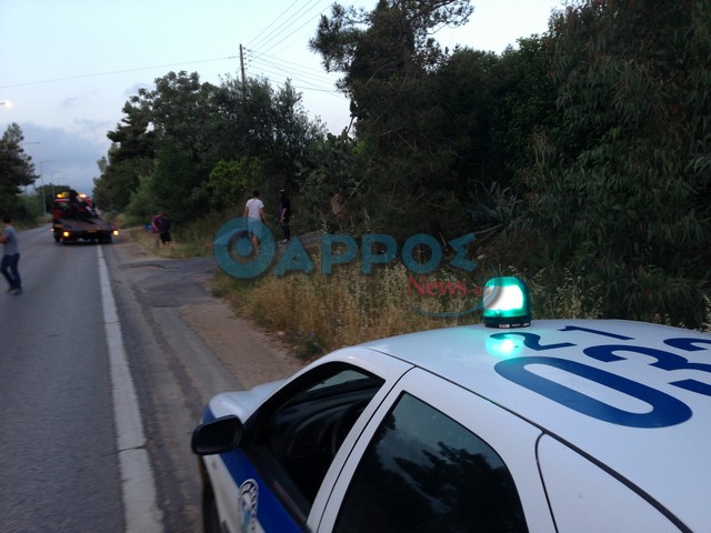 Αυτοκίνητο ξέφυγε από το δρόμο και κατέληξε σε χαντάκι (φωτογραφίες)