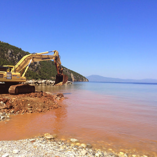 Κατέστρεψαν τα πιο όμορφα τοπία και τα άφησαν στη μέση…