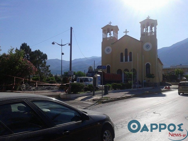 Έπιασαν δουλειά οι μπουλντόζες – Με προσοχή η κυκλοφορία στη Ναυαρίνου (φωτογραφίες)
