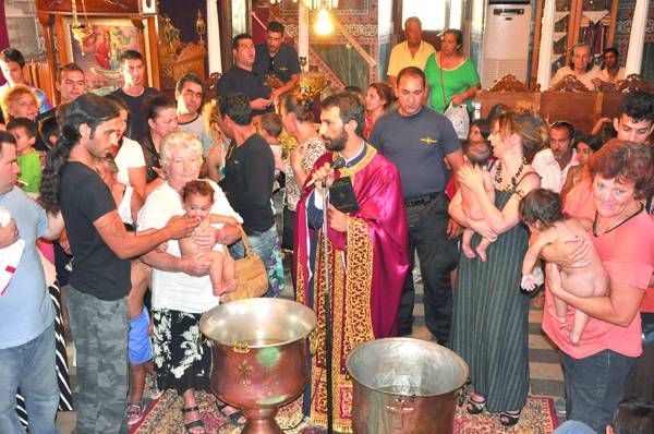 Ομαδική βάπτιση παιδιών οικονομικά αδύναμων οικογενειών από όλη την Πελοπόννησο  στην Καρποφόρα
