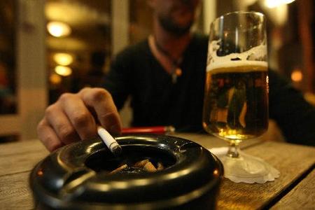 «Ωράριο» καπνίσματος σχεδιάζει το υπουργείο Υγείας για τους δημόσιους κλειστούς χώρους