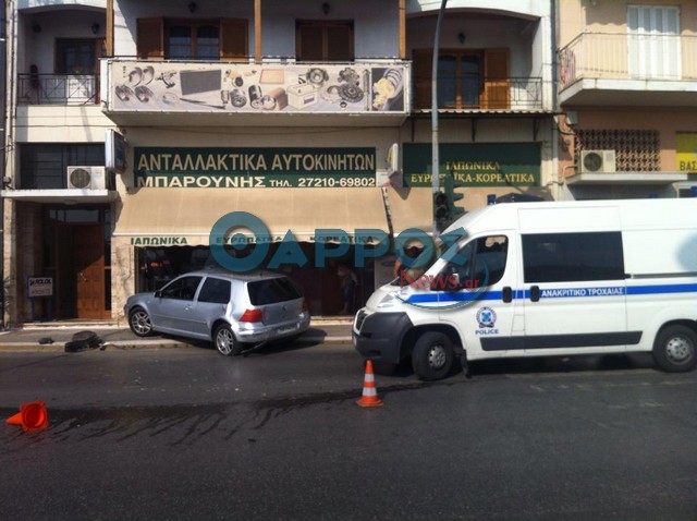 Αυτοκίνητο μπήκε σε κατάστημα στο Ασπρόχωμα (φωτογραφίες)