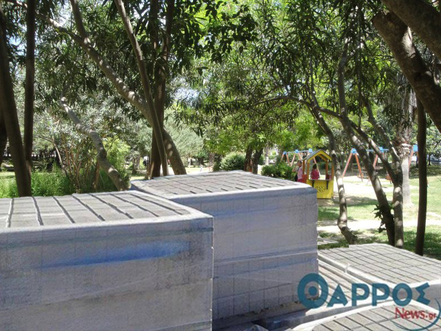 Τσιμεντένιοι κυβόλιθοι «πνίγουν» το δημοτικό πάρκο