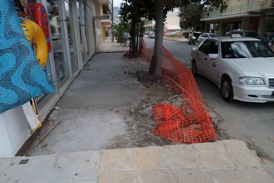 Παράτησαν το πεζοδρόμιο στη μέση και εξαφανίστηκαν (φωτογραφίες)