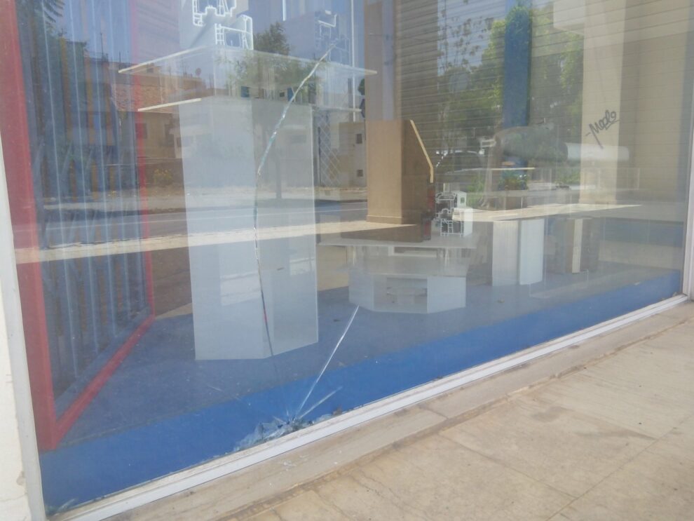 Μηχάνημα του Δήμου έσπασε βιτρίνα καταστήματος στην Λυκούργου