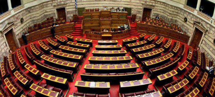 Πετράκος, Κωνσταντινέας, Ψαρρέα και 46 ακόμα βουλευτές ζητούν να συζητηθεί το πόρισμα για το χρέος στην Ολομέλεια
