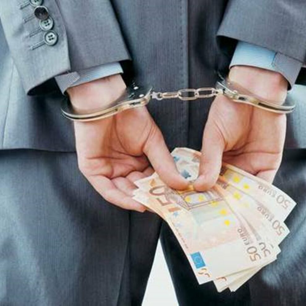 Συνελήφθη διευθυντής τράπεζας για απάτη 1.227.000 ευρώ