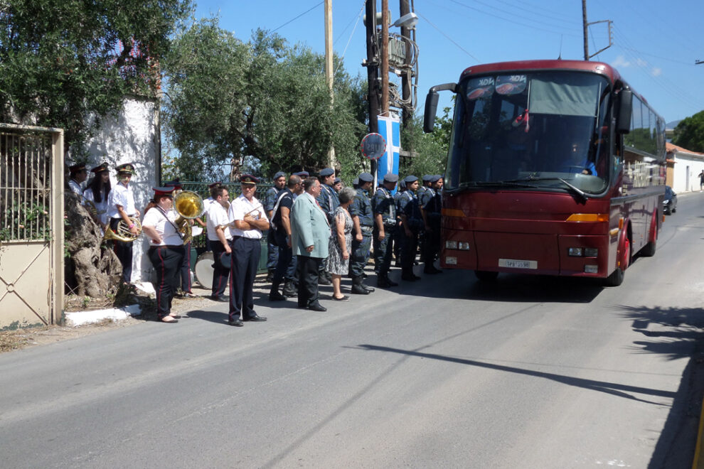 Στο δρόμο άγημα και Φιλαρμονική