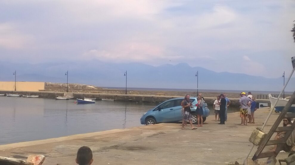 Αυτοκίνητο παραλίγο να πέσει στη θάλασσα στην Κορώνη (φωτογραφία)