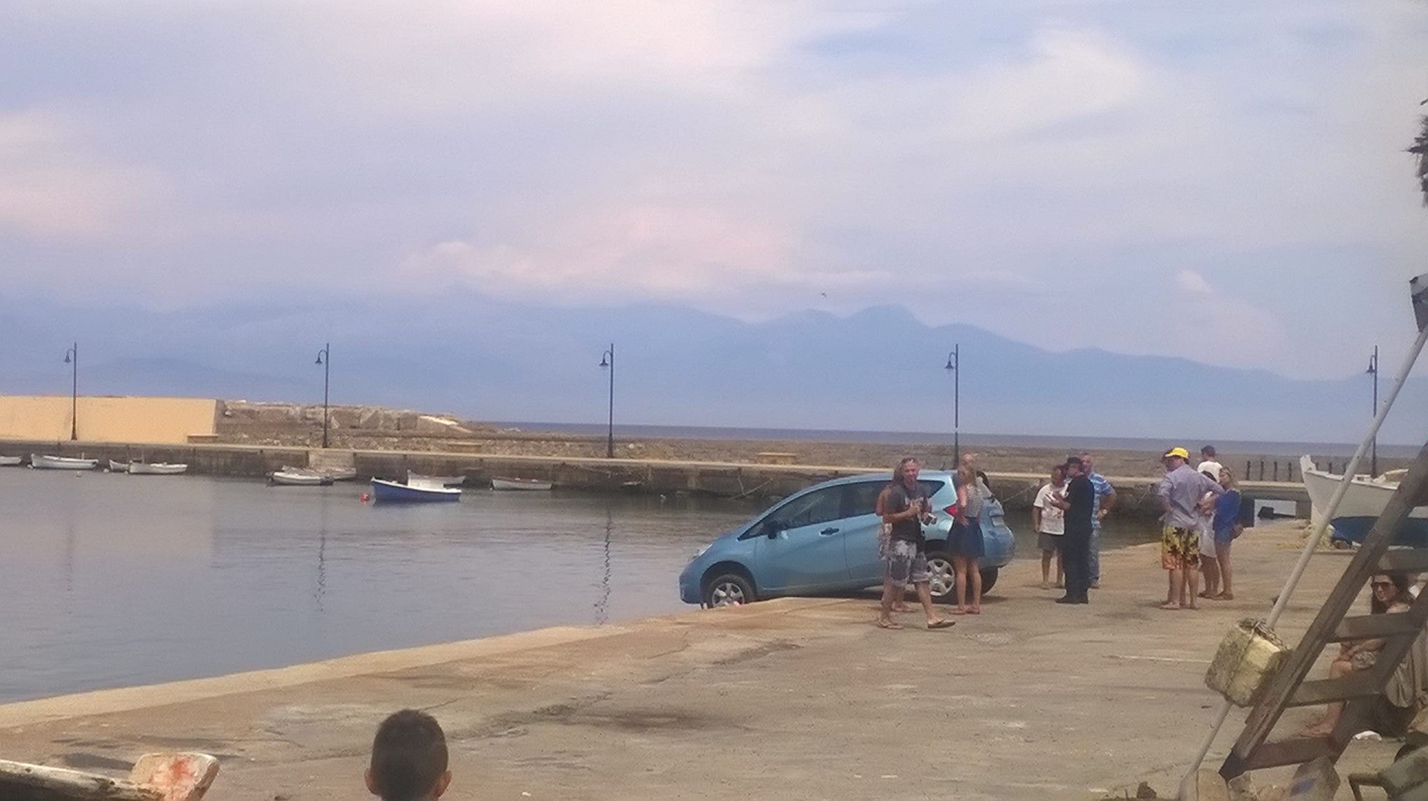 Αυτοκίνητο παραλίγο να πέσει στη θάλασσα στην Κορώνη (φωτογραφία)