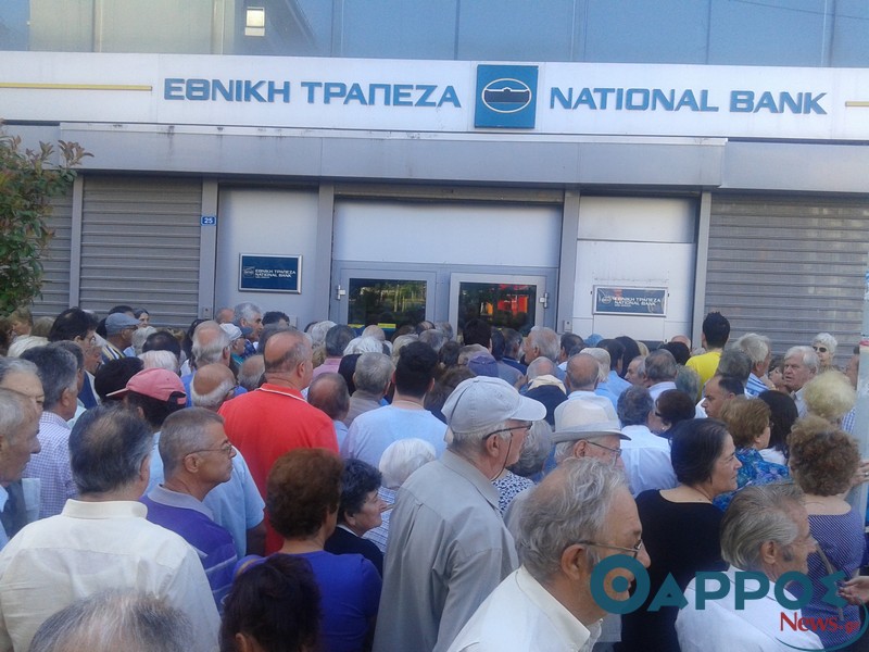 Μεγάλες ουρές και ένταση από συνταξιούχους στις τράπεζες της Καλαμάτας (φωτογραφίες & βίντεο)