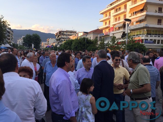Πολύχρωμο «ΝΑΙ» είπαν απόψε στην πλατεία της Καλαμάτας (φωτογραφίες και βίντεο)