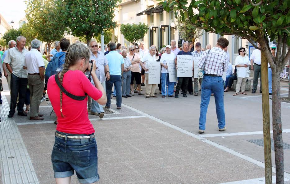 Η τουρίστρια και η Ελλάδα (φωτογραφία)