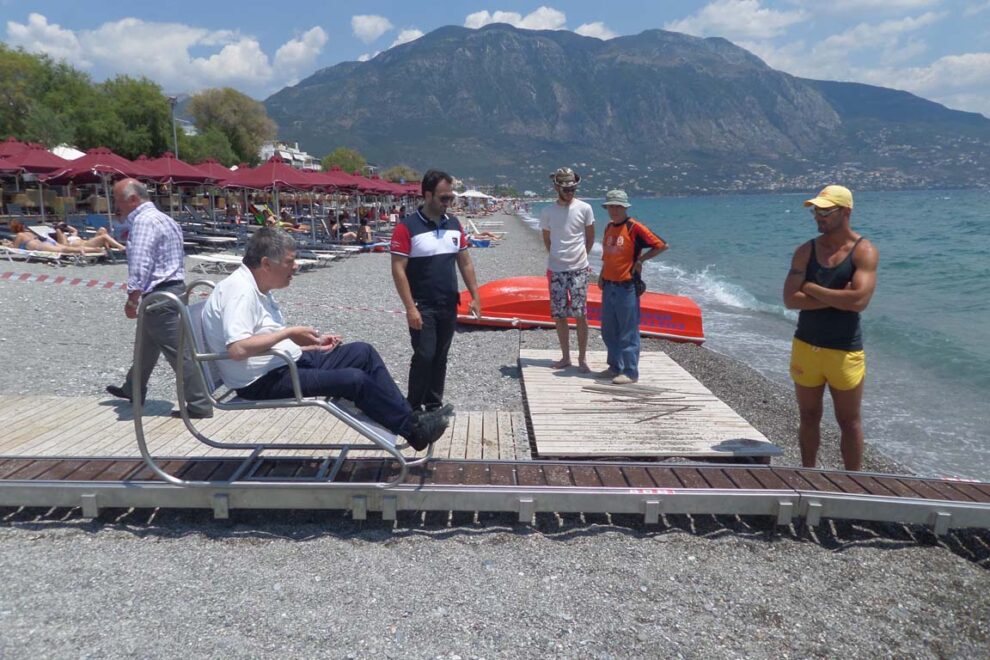 Το καλοκαίρι παίρνει άλλο  χρώμα για δεκάδες πολίτες με τη ράμπα πρόσβασης ΑμεΑ στην Καλαμάτα