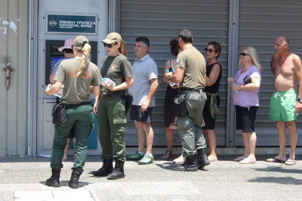 Νερό μοίρασε ο Δήμος Καλαμάτας σε όσους περίμεναν στην ουρά του ΑΤΜ