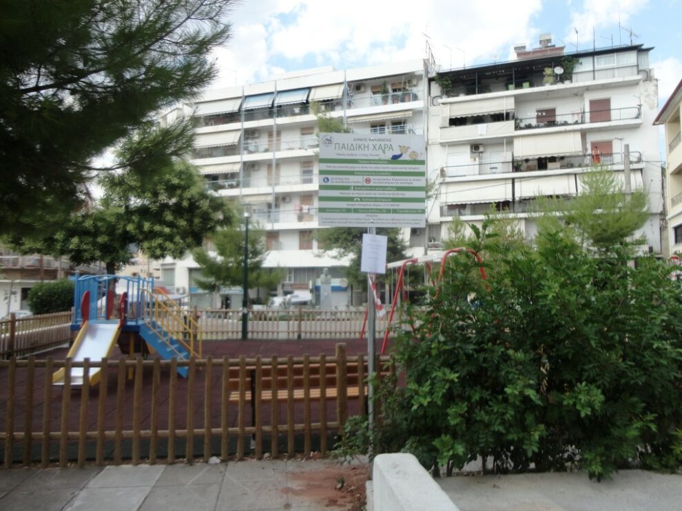 Πινακίδες με πληροφορίες λειτουργίας στις παιδικές χαρές της Καλαμάτας