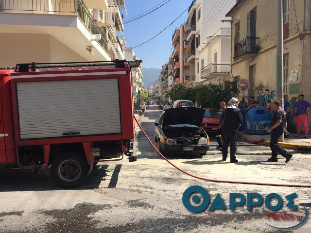 Φωτιά σε αυτοκίνητο στο κέντρο της Καλαμάτας (φωτογραφίες και βίντεο)