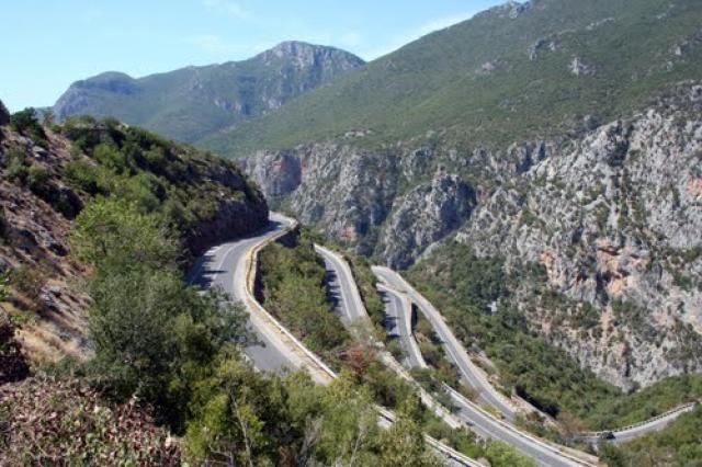 Έχουν πέσει πέτρες στο οδόστρωμα