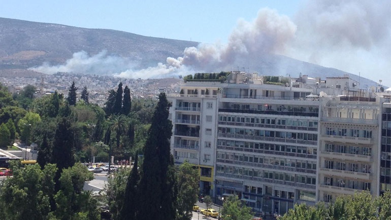 Μεγάλη φωτιά σε εξέλιξη στον Καρέα, έχει καλυφθεί η Αθήνα από καπνό