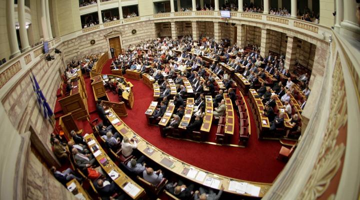 Συνεδρίαση στη Βουλή για τα προαπαιτούμενα που αναμένεται να τελειώσει μετά τις 3 το πρωί