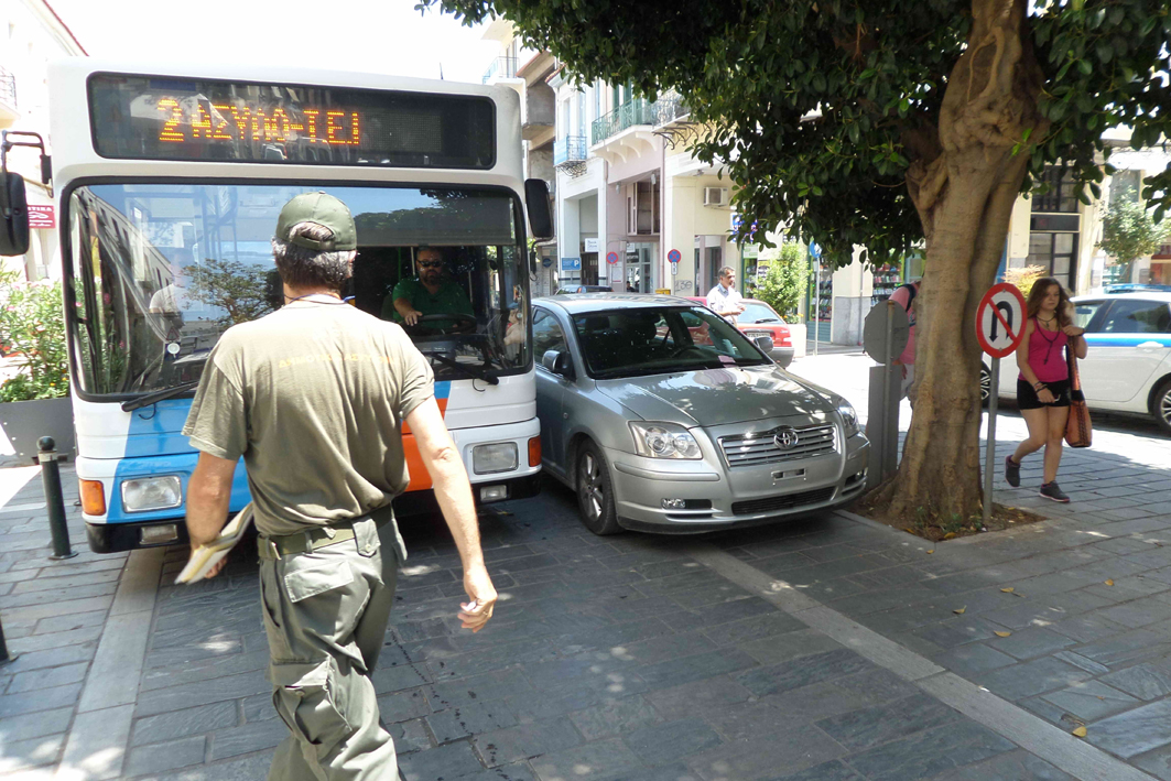 Βρήκε σκιά και πάρκαρε…