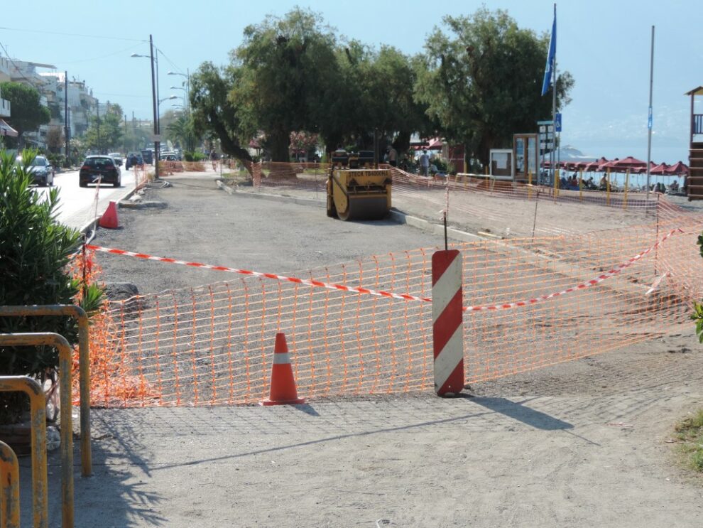 Στους πεζούς το νότιο πεζοδρόμιο της Ναυαρίνου στην Ανάσταση