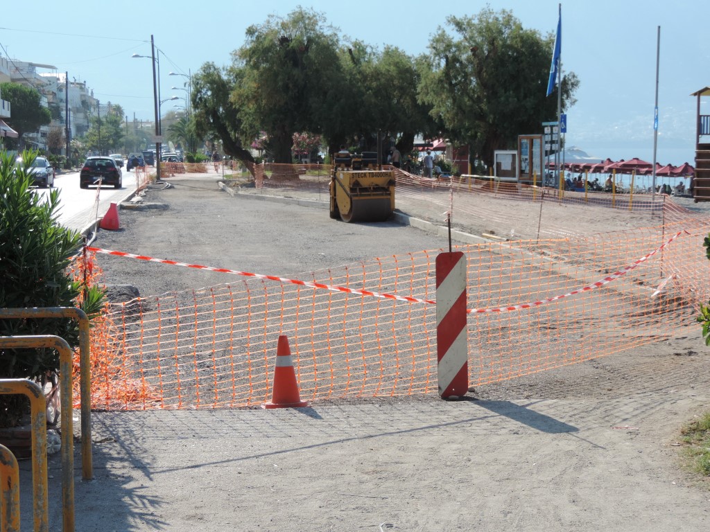 Στους πεζούς το νότιο πεζοδρόμιο της Ναυαρίνου στην Ανάσταση