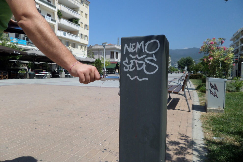 Έτσι τσάμπα θα τρέχει αυτή η βρύση στην Κεντρική Πλατεία;
