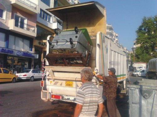 Πλένονται οι κάδοι απορριμμάτων στην Καλαμάτα