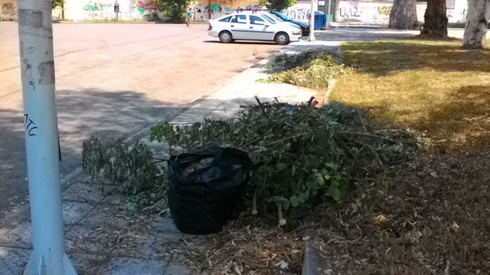 Ξέμειναν οι σακούλες και τα κλαδιά