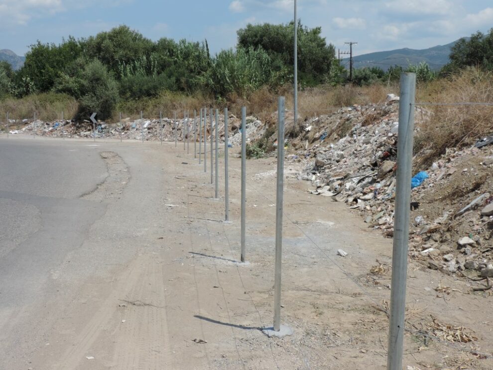 Συρματόπλεγμα εναντίον μπαζών στην οδό Παπαφλέσσα