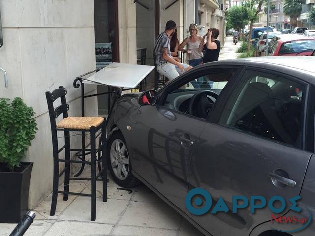 Αυτοκίνητο «καρφώθηκε» σε καφετέρια στην Καλαμάτα (φωτογραφίες)