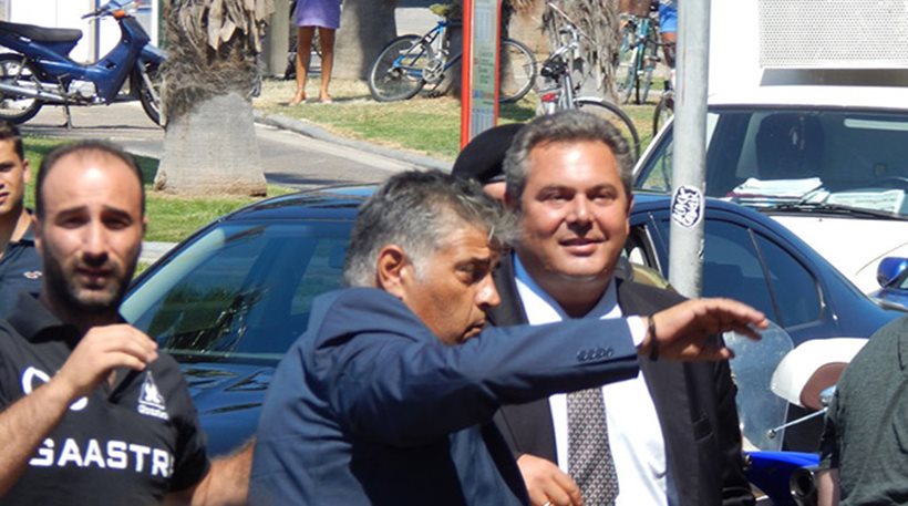 Αυγά πέταξαν στον Πάνο Καμμένο οι κάτοικοι στην Κω (βίντεο)