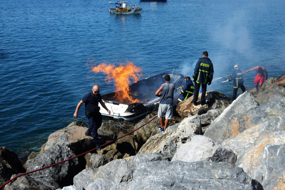 Φωτιά με τραυματία σε σκάφος στη Μαρίνα της Καλαμάτας