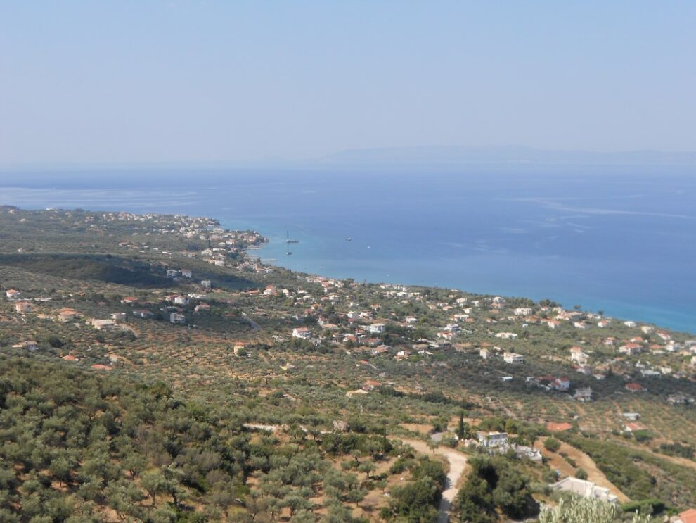 Διαμόρφωση κοινόχρηστου χώρου στη Μικρή Μαντίνεια