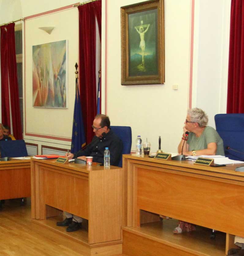 Πίσω από τα έδρανα του Δημοτικού Συμβουλίου Καλαμάτας…