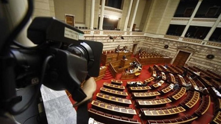 Χαμός στη Βουλή: Πέταξαν έξω από το κτίριο τους συμβασιούχους