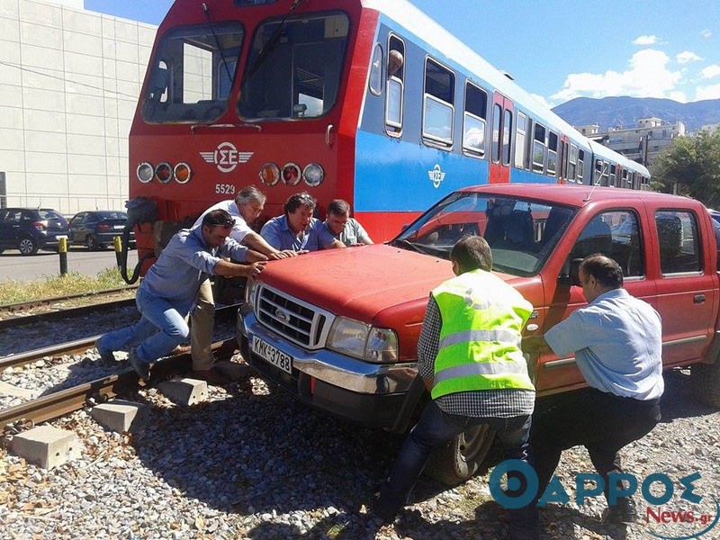 Αγροτικό έβαλε “μπλόκο” στο τρένο στην Καλαμάτα! (φωτογραφίες & βίντεο)