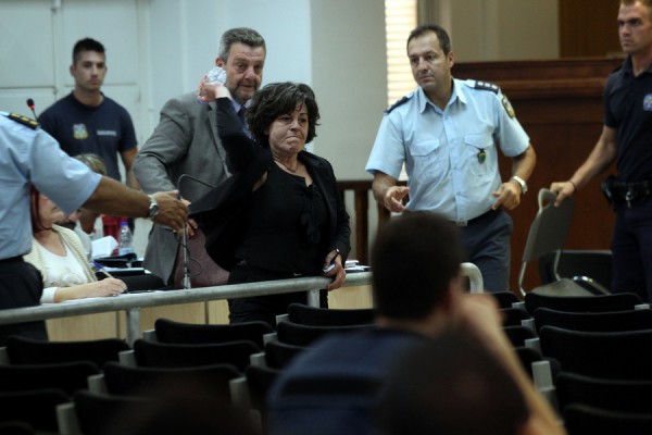 Η μητέρα του Π. Φύσσα πέταξε μπουκάλι στον Ρουπακιά (φωτογραφίες)