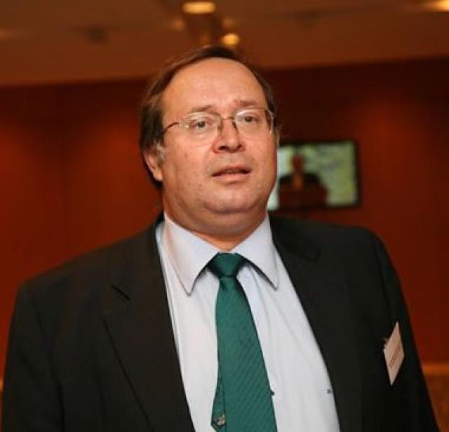 Πλήθος κόσμου στην κηδεία του Βασίλη Οικονομόπουλου