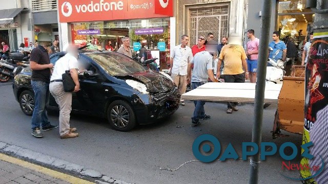 Τροχαίο με υλικές ζημιές στο κέντρο της Καλαμάτας (φωτογραφίες)