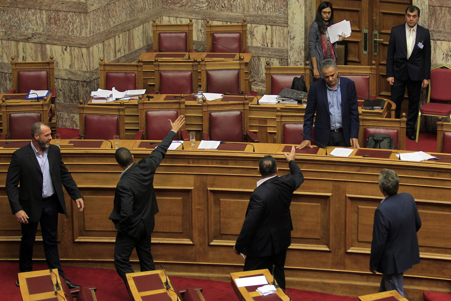 Χάος στη Βουλή με τραμπουκισμούς και χειρονομίες από Χρυσαυγίτες Βουλευτές (βίντεο)