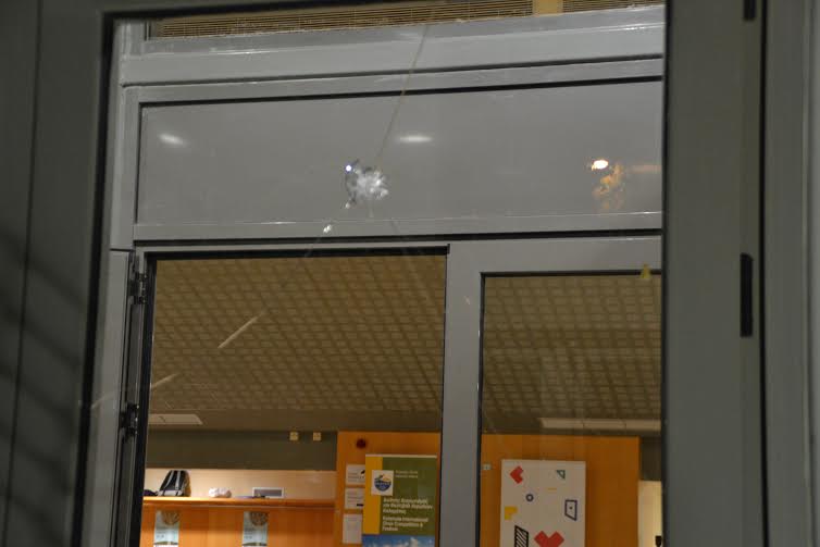Πέρασαν μήνες, πέρασαν χρόνια, ένα τζάμι δεν αλλάξατε ακόμα…