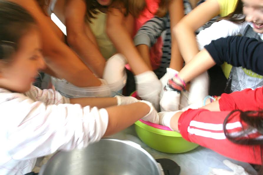 Πετιμέζι από τις γυναίκες της Λεύκης με μαθητές του 2ου Δημοτικού Σχολείου Γαργαλιάνων