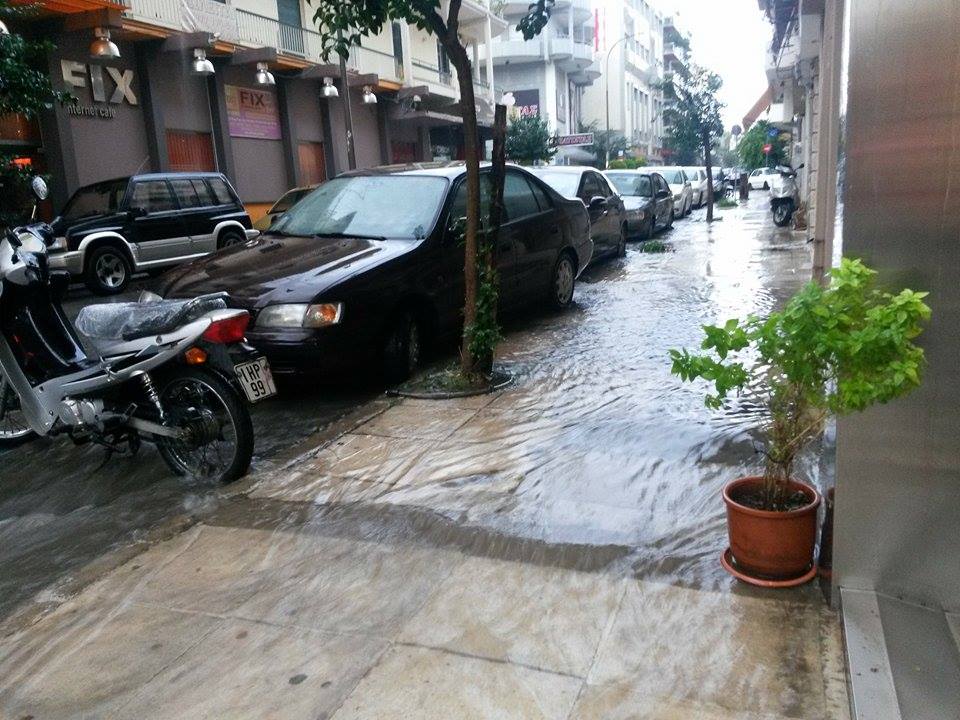 Προβλήματα από την ισχυρή βροχή και στην Καλαμάτα (φωτογραφίες και βίντεο)