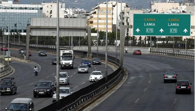 Περιπολικό έκλεισε την Εθνική Οδό για να σωθεί ένα αδέσποτο (βίντεο)