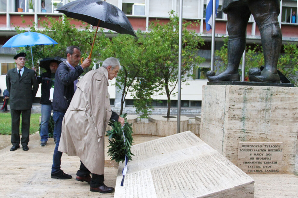 Στεφάνι από τον Γιάννη Μπουτάρη στο Μνημείο των Μεσσήνιων Μακεδονομάχων