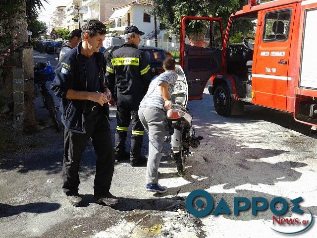 Μηχανάκι τυλίχθηκε στις φλόγες εν κινήσει στην Καλαμάτα (φωτογραφίες)